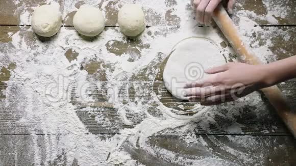 面包师双手工作用别针特写慢动作擀面团视频的预览图