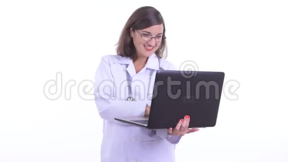 快乐美丽的女医生在讲手提电脑视频的预览图