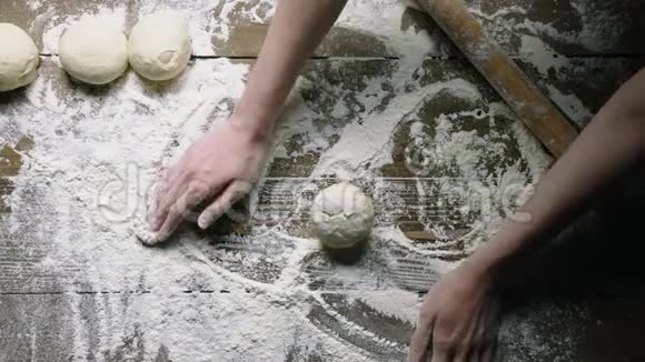 面包师在桌子上做一团新鲜面团从上面看视频的预览图