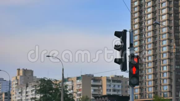 红色和绿色的现代交通灯有计时器在镇上背景下的城市景观在红绿灯前倒数视频的预览图