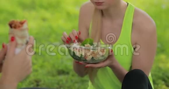 健身妇女在公园吃新鲜沙拉健康素食视频的预览图