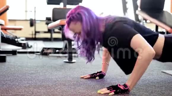 健身胸肌训练女子俯卧撑视频的预览图