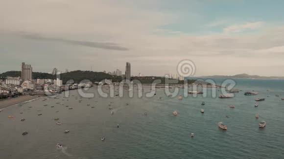 4k无人机空中侦察镜头穿过芭堤雅城市天际线和城市景观凌晨时分Dran在芭堤雅城上空飞行视频的预览图
