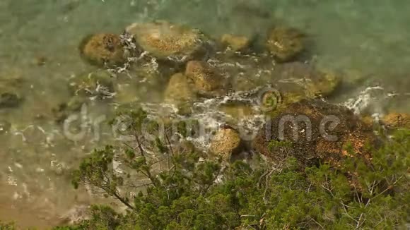 海浪西班牙伊比萨岛的野生海滩石头视频的预览图