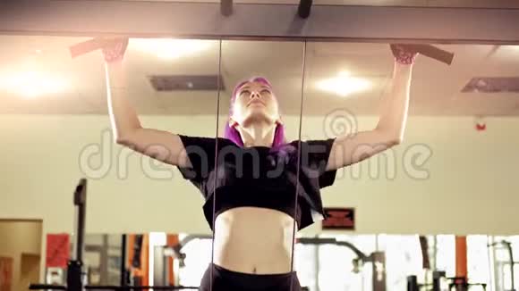 体操训练运动女子做拉力体操视频的预览图