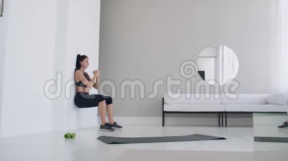 那个深黑肤色的女孩蹲在墙上做静态锻炼时冻僵了视频的预览图