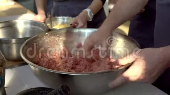 穿灰色围裙的厨师在塑料板上切肉烹饪过程的特写照片视频的预览图
