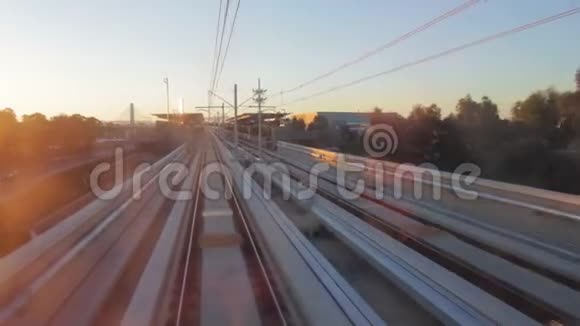 无人驾驶列车下午从列车前部向高架地铁站站台驶近视频的预览图
