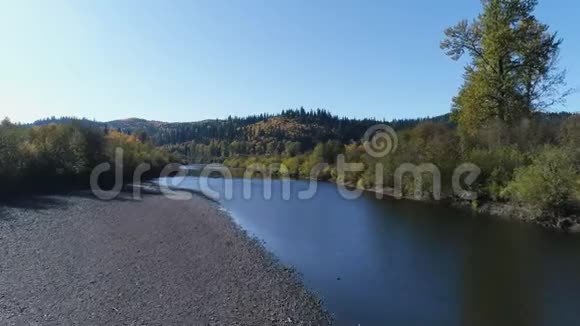落基河岸线丘陵树木视频的预览图