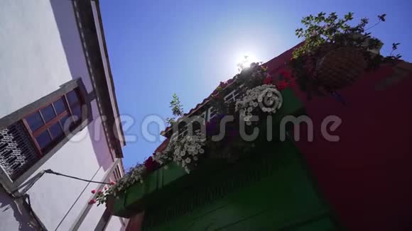 有美丽花朵的大阳台中世纪西班牙红色建筑的外部视频的预览图