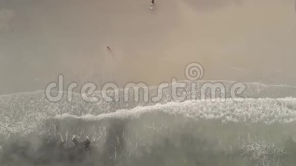 4k鸟瞰无人机镜头儿童和家庭在泰国岛海滩玩耍绿松石蓝波撞击g视频的预览图