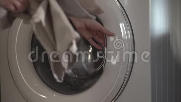 带有环保袋的女性装载洗衣机视频的预览图