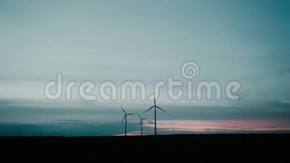 风电场在五彩缤纷的夕阳下风力发电风景优美的技术景观机械能视频的预览图