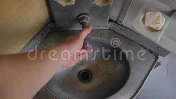 人们在旧的厕所火车上洗手火车车厢里的厕所视频的预览图