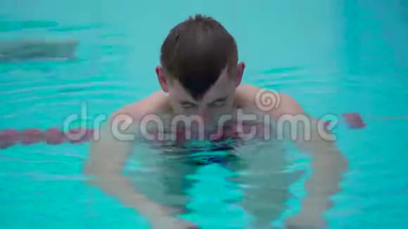 室内空池游泳专业运动型游泳运动员难以进行呼吸练习的写照视频的预览图
