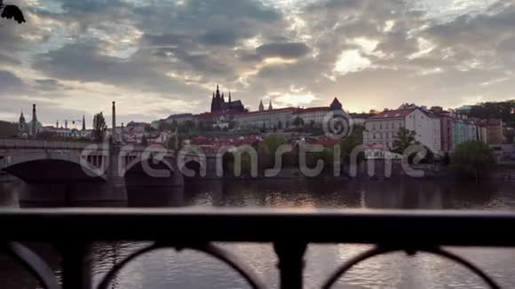 在欧洲城市建筑中美丽的日落笼罩着河流伪造金属栅栏的摄像头移动视频的预览图