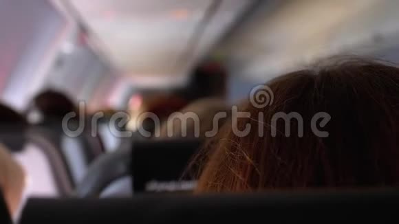 乘客飞机的沙龙人们坐在椅子上飞行视频的预览图
