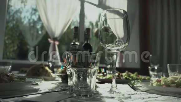 餐饮空酒杯上有酒精饮料关于庄严事件的宴会背景与视频的预览图
