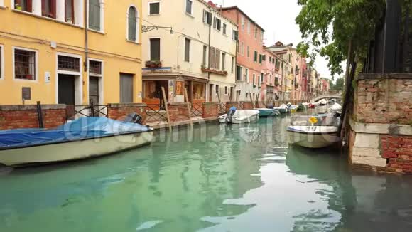 意大利威尼斯2019年5月水渠街在市中心船停泊绥靖的概念视频的预览图