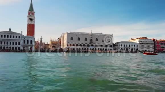 意大利威尼斯2019年5月圣马可广场主要景点威尼斯自水一条棕色的小船在快速的移动视频的预览图