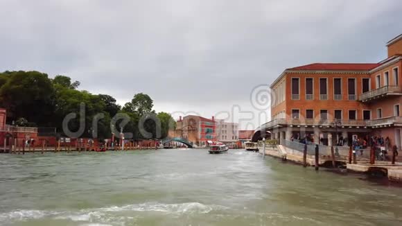 意大利威尼斯2019年5月大运河火车站地区大海令人担忧下雨了慢动作视频的预览图
