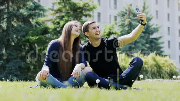 快乐夫妇用智能手机自拍男人和女人花时间视频的预览图