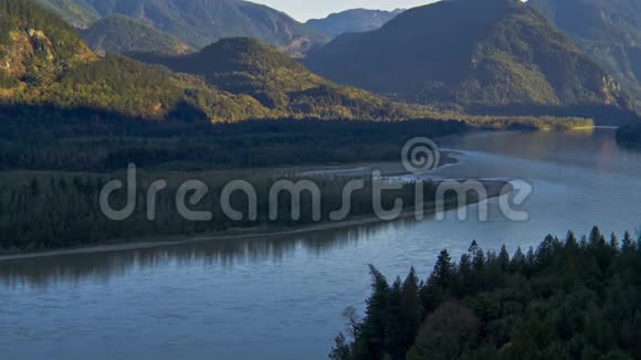 河流穿过树木覆盖的山脉视频的预览图