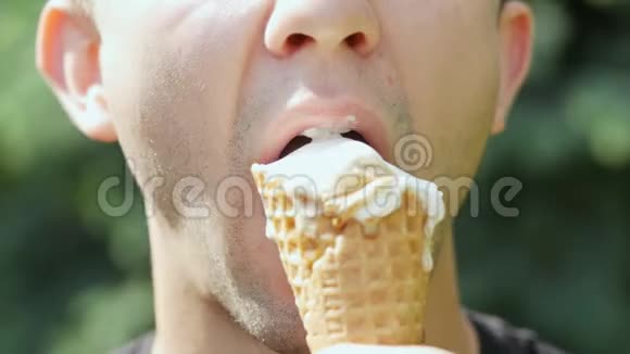 吃冰淇淋的男性嘴巴特写视频的预览图