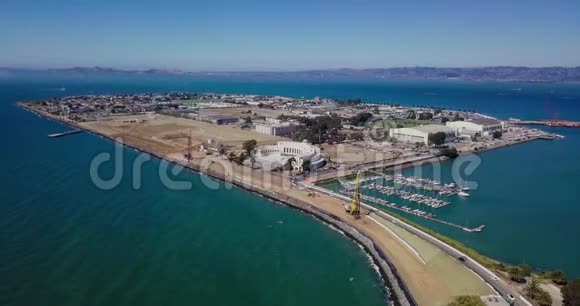 4k无人驾驶飞机鸟瞰宝岛旧金山湾区绿松石蓝色海洋海水海浪相机手持视频的预览图