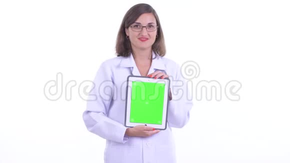 快乐美丽的女医生在讲数字平板电脑视频的预览图