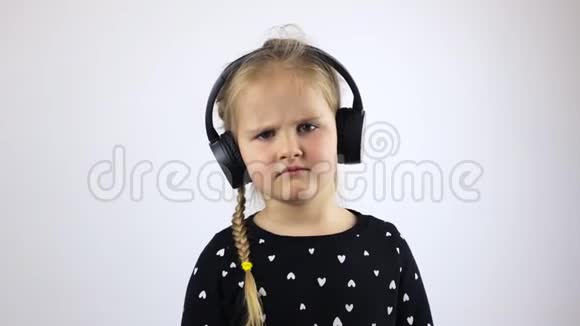 戴着耳机跳舞唱歌的小女孩视频的预览图