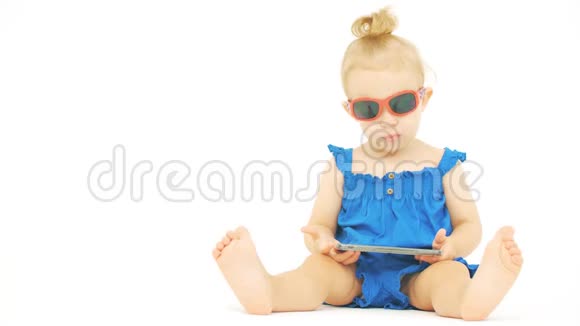 戴墨镜的严肃宝宝在现代智能手机上看电影或卡通视频的预览图