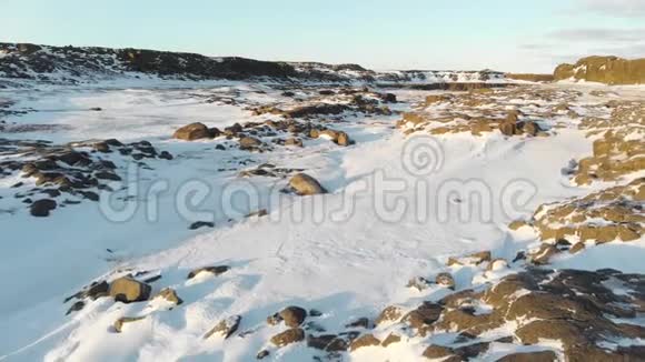 白雪覆盖的岩石冰岛冬季空中景观视频的预览图