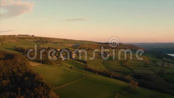 布拉德菲尔德村的高空镜头英国乡村低橙色日落视频的预览图