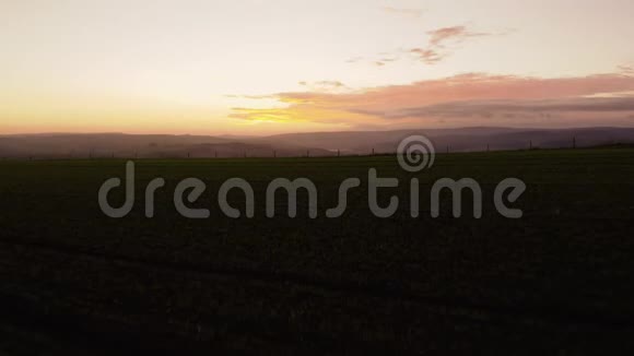 日落时分在草地上展现英国乡村的轮廓视频的预览图