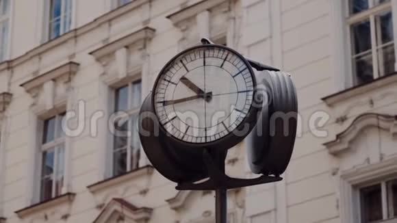 古董街钟在柱子上特写视频的预览图