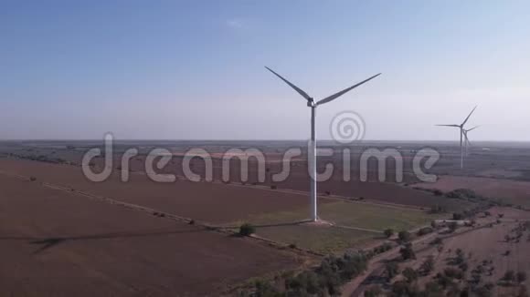 早晨天空背景下的风力涡轮机视频的预览图