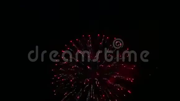 火球喜庆的烟花在夜空中翻江倒海时间跨度视频的预览图
