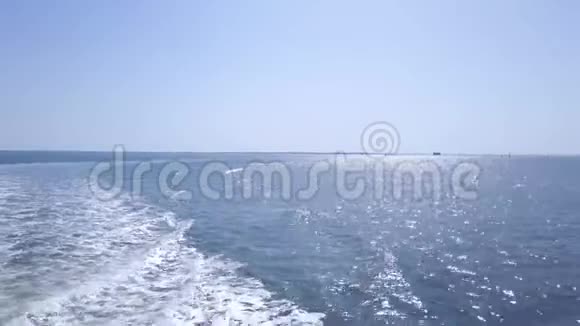 在海上航行离开艾克斯岛博雅德堡在地平线上视频的预览图