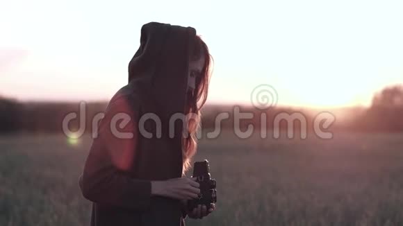 在夏季柔软的野外使用老式相机的女性特写镜头视频的预览图