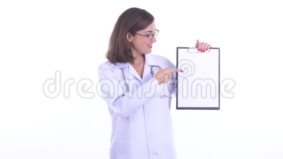 快乐美丽的女医生展示剪贴板竖起大拇指视频的预览图