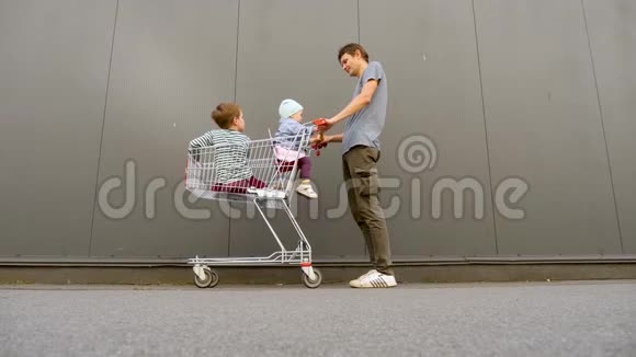 购物概念单亲家庭父亲带着兄弟姐妹去杂货店购物中心快乐爸爸在购物视频的预览图