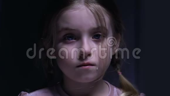 可爱的小女孩哭泣孤儿院被忽视的孩子侵犯权利视频的预览图