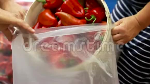 透明塑料袋用红椒收获视频的预览图