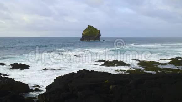 孤独的岩石在海洋中抽象个体背景概念视频的预览图