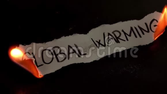 写在白纸上的全球变暖词带着烟雾和灰烬的火焰视频的预览图