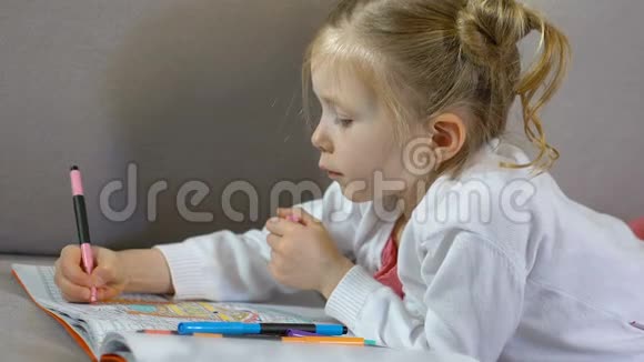 学龄前女性绘画与标记着色书童年休闲艺术视频的预览图