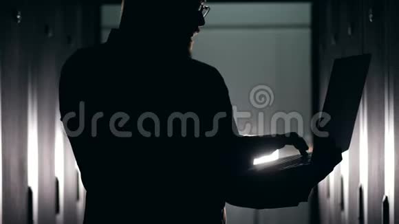 一个人在笔记本电脑上打字的黑暗轮廓视频的预览图
