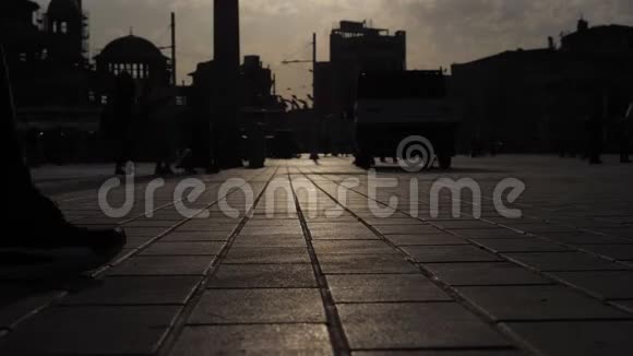 人们的身影在黑暗中沿着城市的市中心漫步视频的预览图