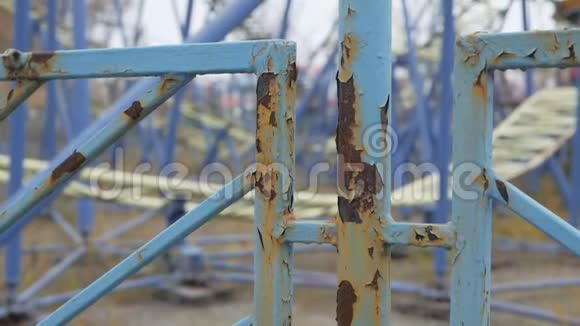 废弃的游乐园里生锈的金属栅栏视频的预览图